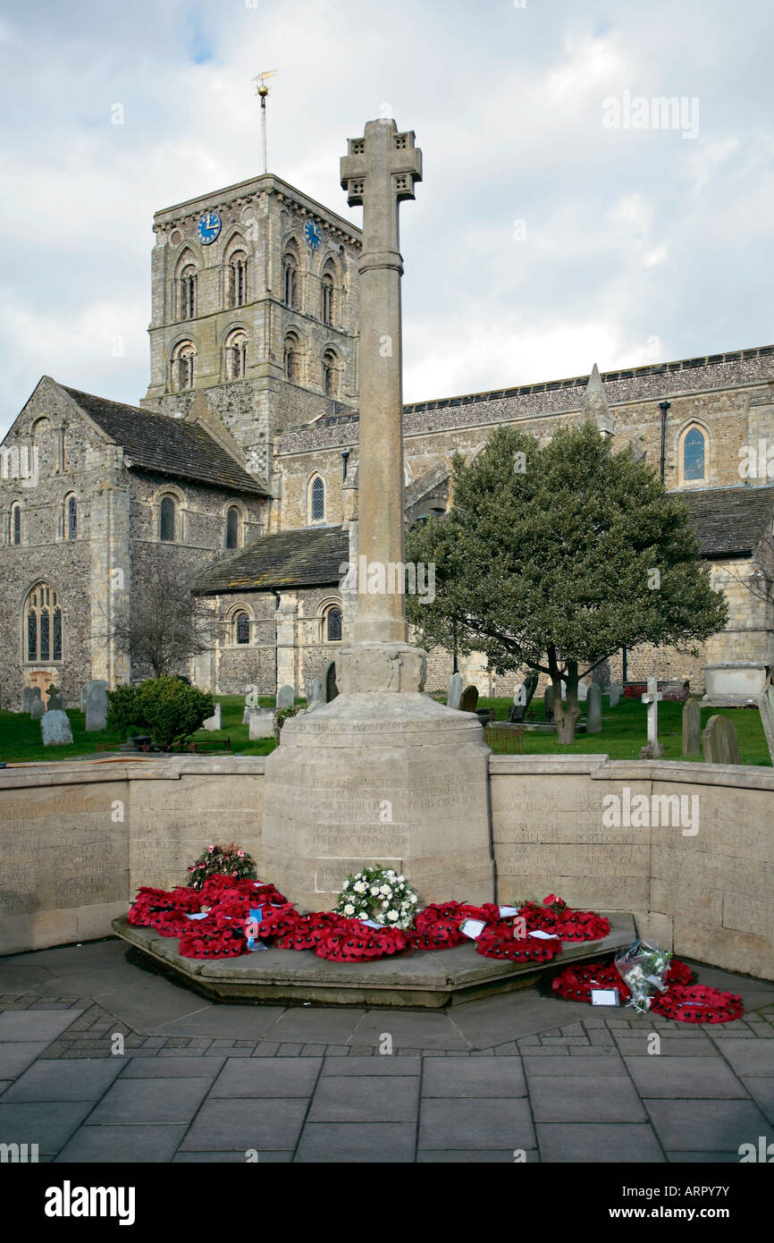 Kriegerdenkmal vor St. Mary de Haura Church, Shoreham-by-Sea, Sussex, UK Stockfoto