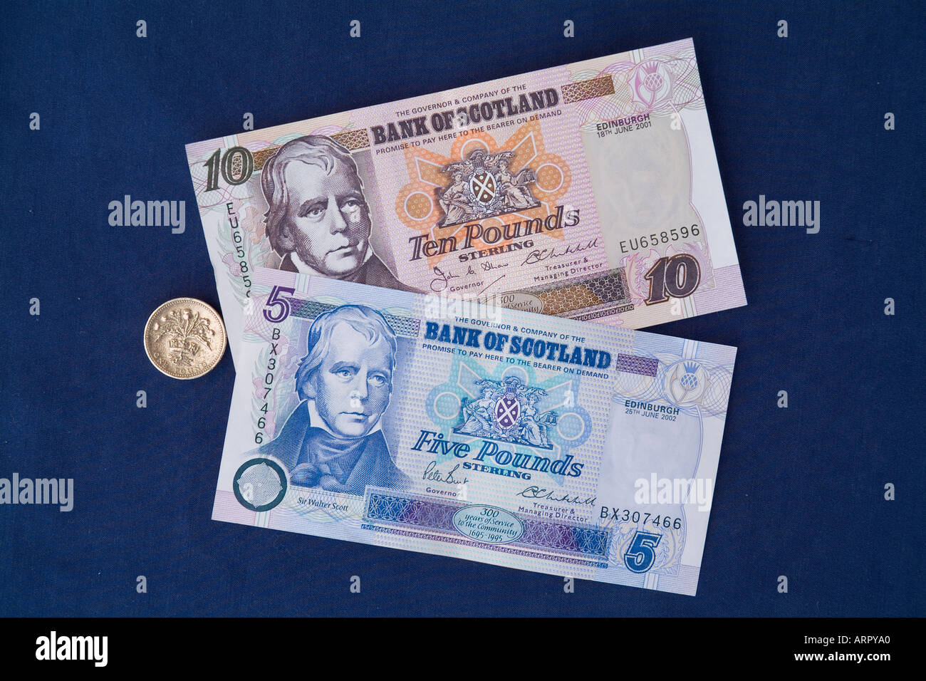 dh Bank of Scotland Cash MONEY SCOTLAND UK Scottish Five Zehn Pfund-Noten ein Pfund Sterling Distel Münze Papier Währung Banknoten Stockfoto