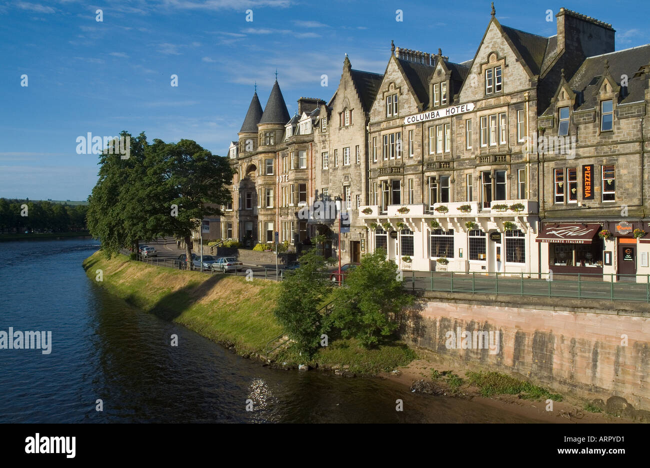 Dh INVERNESS INVERNESSSHIRE Fluss Ness ufer Gästehäuser und Hotels in Schottland Guest House Stockfoto