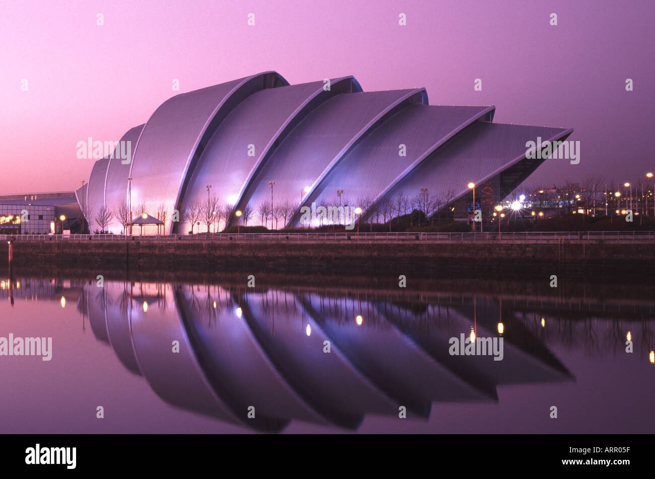 UK Schottland Stadt von Glasgow Fluss Clyde The Scottish Ausstellung und Konferenz Zentrum des Armidillo-Gebäudes im Abendlicht Stockfoto
