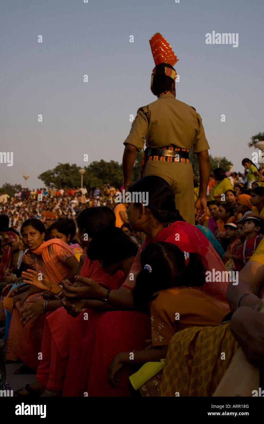 Indien-Pakistan Grenze Abschlussfeier.  Soldat Umungst der Masse Stockfoto