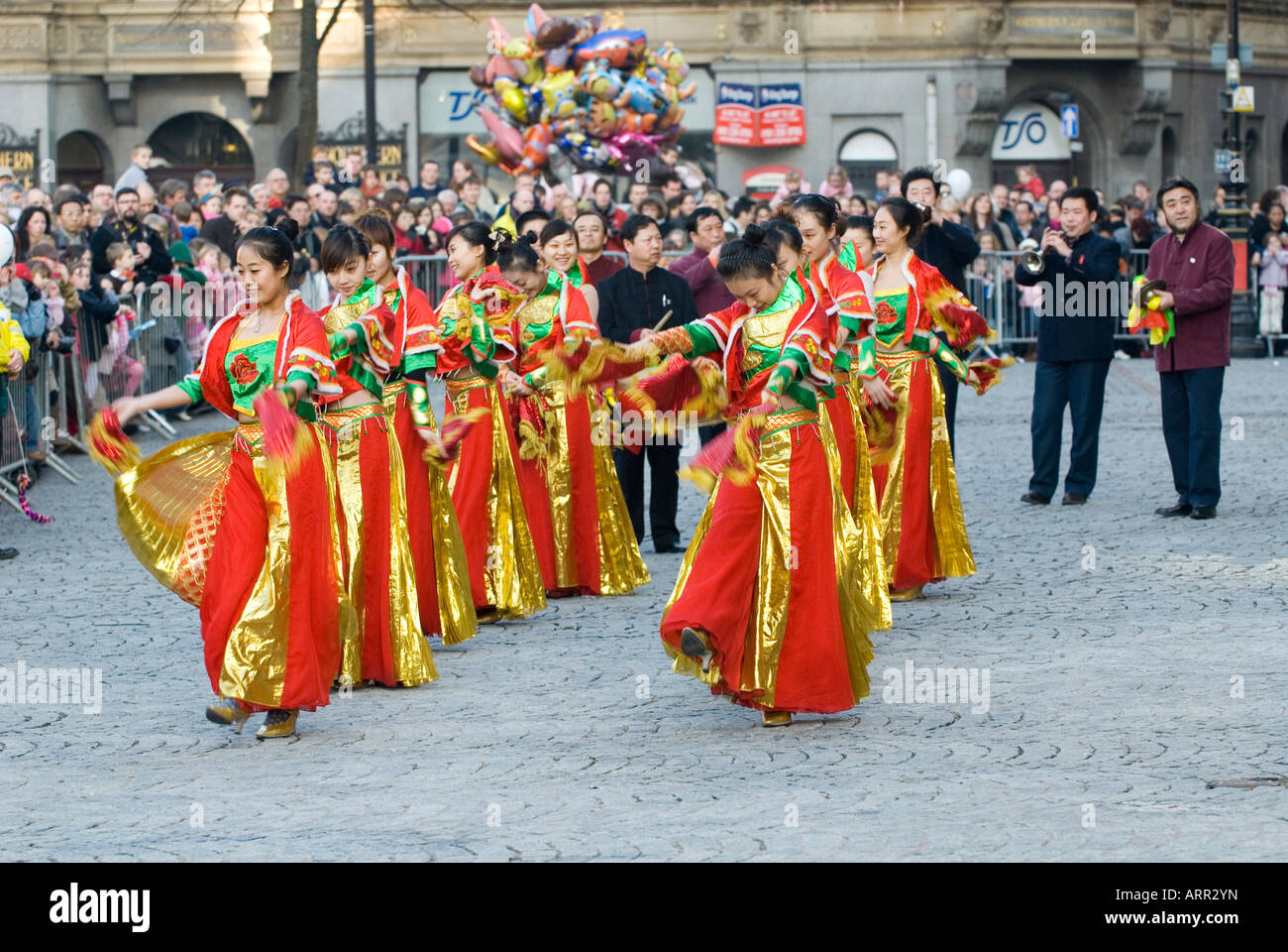 Chinesische Mädchen im Teenageralter Tänzerinnen in das chinesische Neujahrsfest in Albert Square Manchester City Centre UK Europe Stockfoto