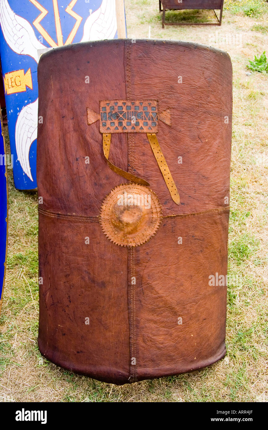Vorderseite eines frühen römischen Schildes, um 100 v. Chr. Brauner Schaum Schild mit Metall-Chef in der Mitte bedeckt. Nachstellung der lebendigen Geschichte. Stockfoto