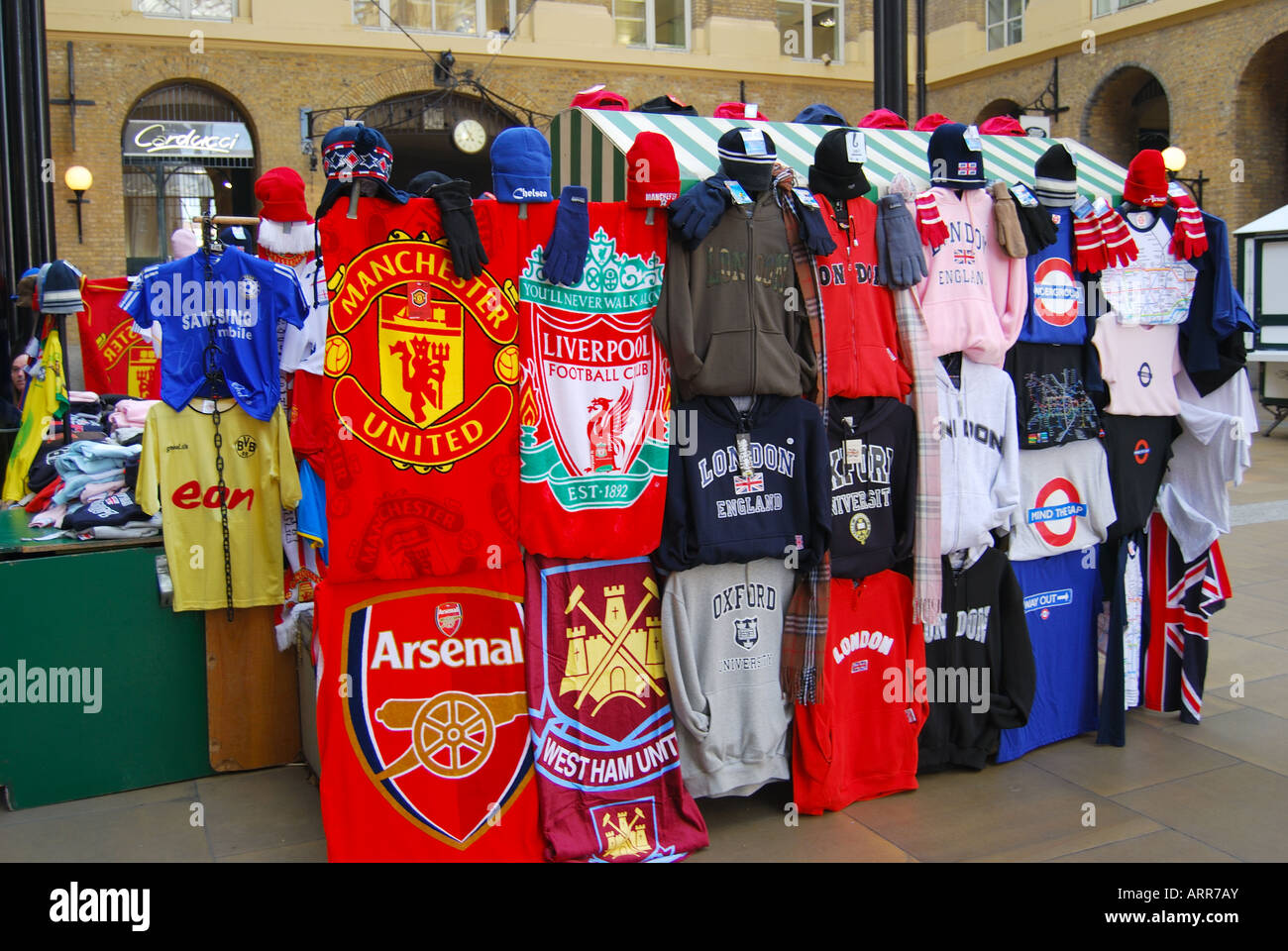 Kleidung Stall, Hay es Galleria Arcade, South Bank, Southwark, London, England, Vereinigtes Königreich Stockfoto