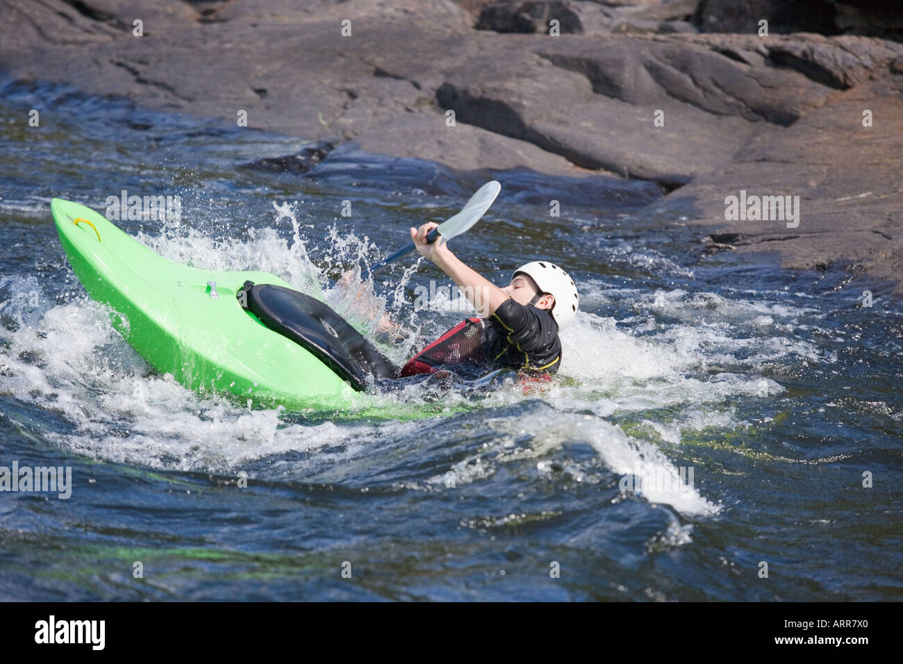 Wildwasser-Kajakfahrer, Palmer Rapids, in der Nähe von Barrys Bay, Madawaska River, Ontario, Kanada. -Modell veröffentlicht. GEMA-frei Stockfoto