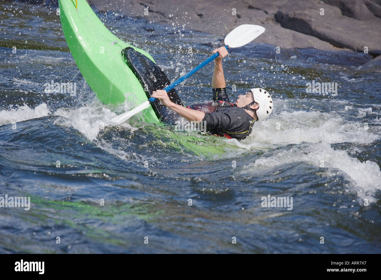 Wildwasser-Kajakfahrer, Palmer Rapids, in der Nähe von Barrys Bay, Madawaska River, Ontario, Kanada. -Modell veröffentlicht. GEMA-frei Stockfoto