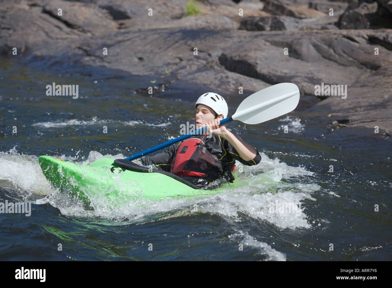 Wildwasser-Kajakfahrer, Palmer Rapids, in der Nähe von Barrys Bay, Madawaska River, Ontario, Kanada. -Modell veröffentlicht. GEMA-frei Stockfoto