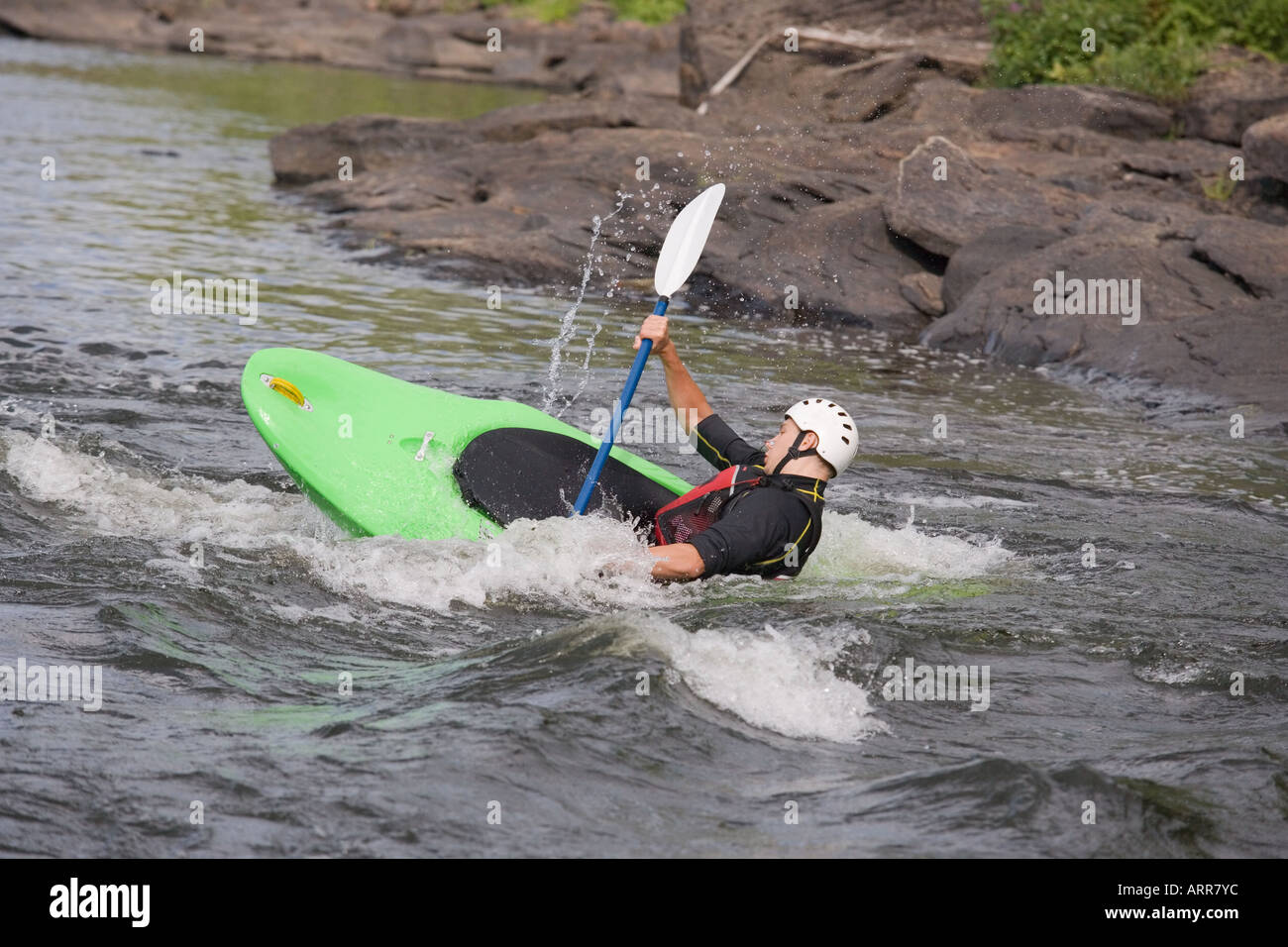 Wildwasser-Kajakfahrer, Palmer Rapids, in der Nähe von Barrys Bay, Madawaska River, Ontario, Kanada. -Modell veröffentlicht. GEMA-frei Stockfoto