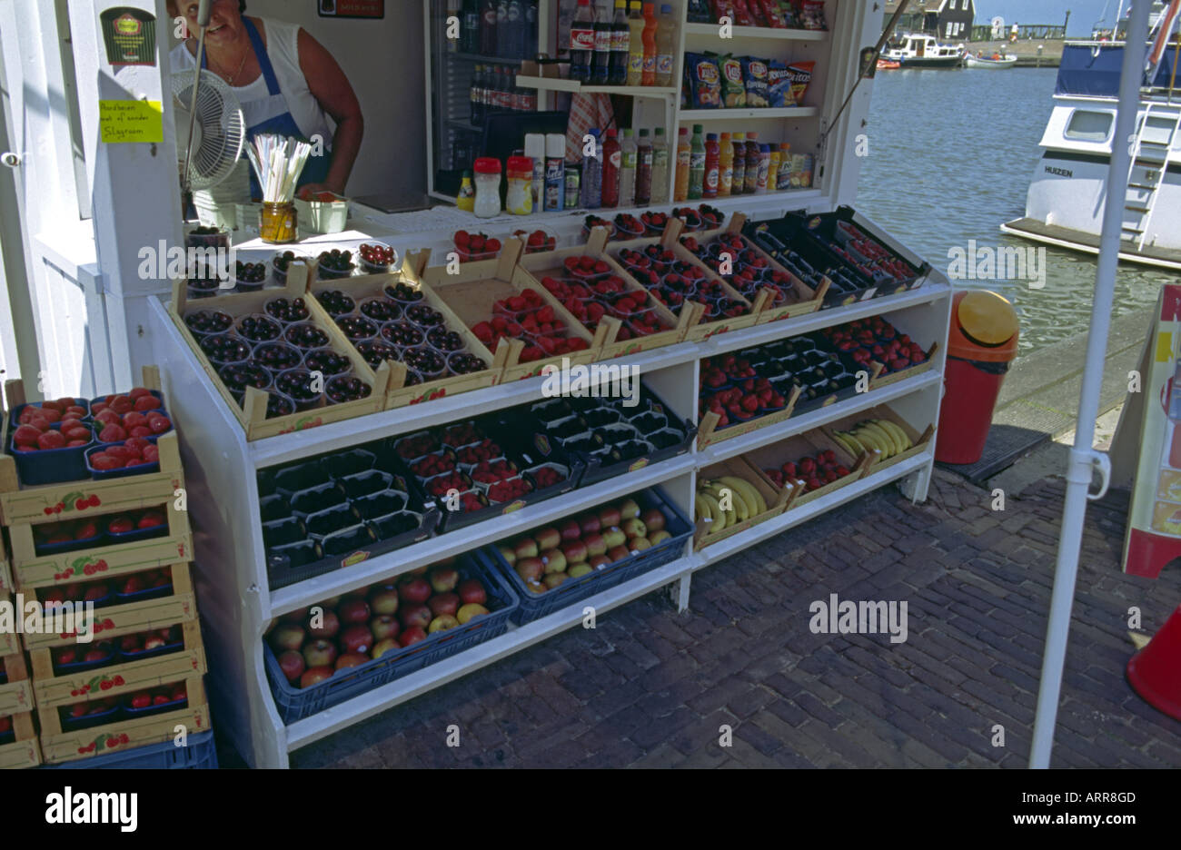 Obst-Stall mit Dame, Verkauf von Produkten und alkoholfreie Getränke an einem Pier auf einer Insel in Holland Niederlande Stockfoto