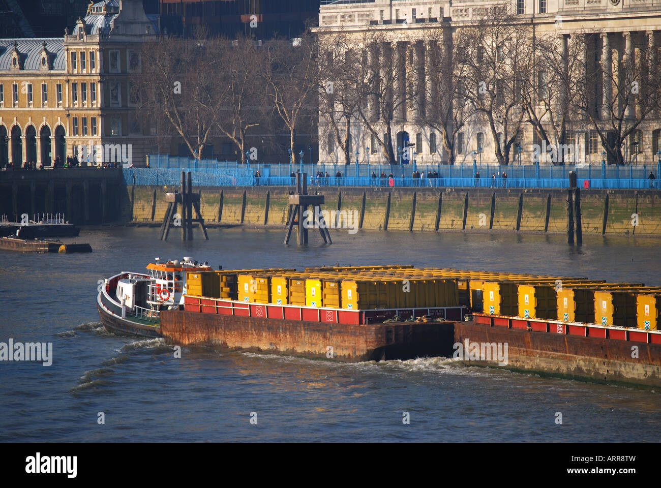 Boot schleppen Lastkähne, Themse, London, England, Vereinigtes Königreich Stockfoto