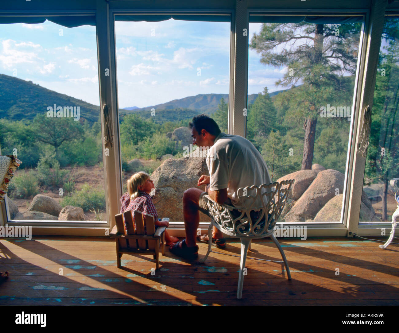 Vater und Sohn sprechen auf Veranda des Berges, Kabine Prescott Arizona usa Stockfoto