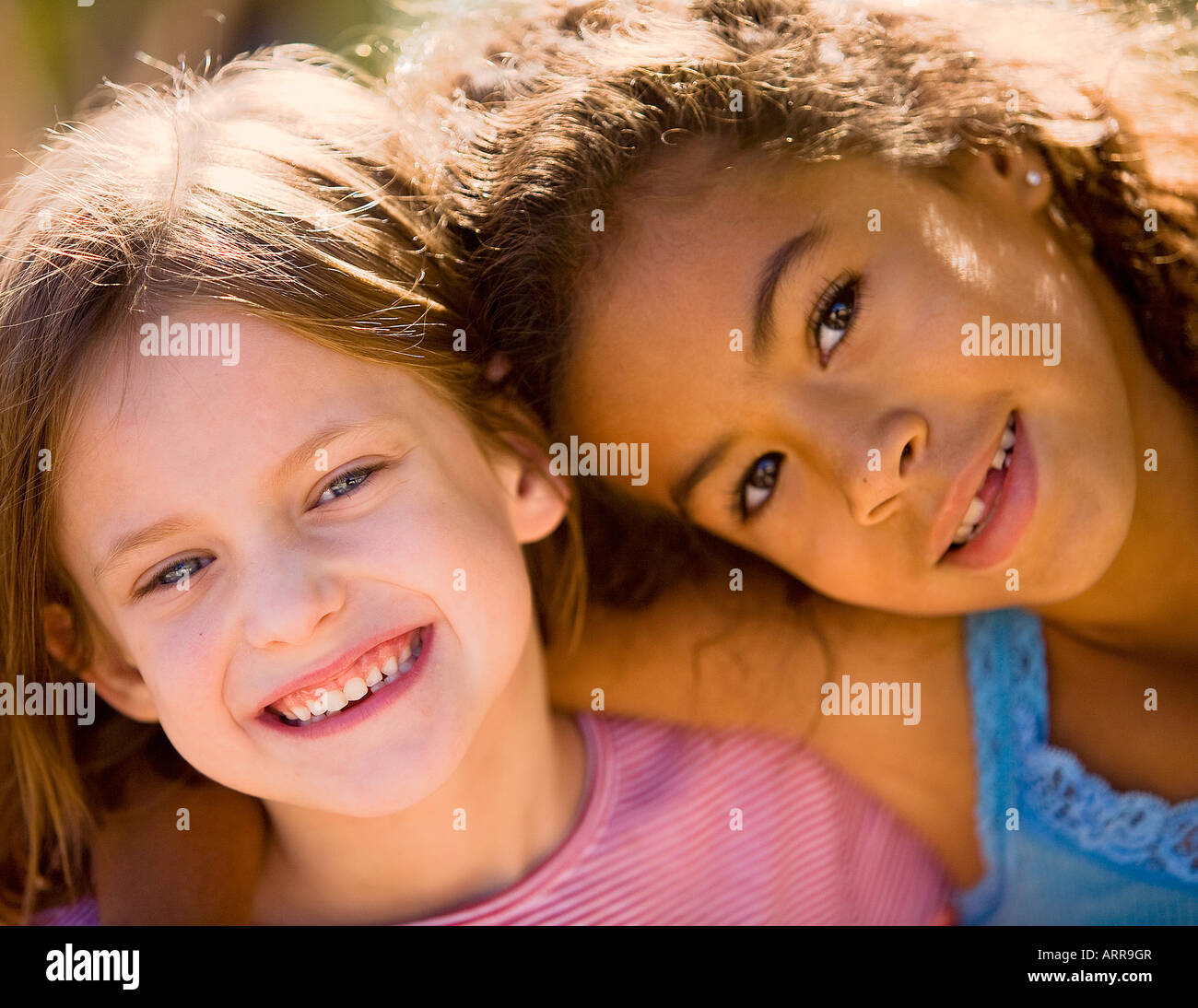 Mädchen-Freunde lieben Rennen schwarz weißen Ethik Stockfoto