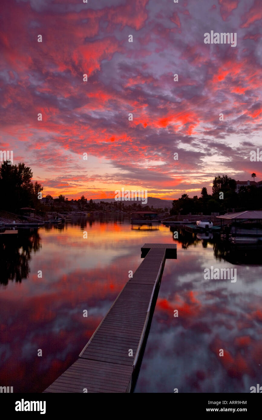 Sonnenuntergang und Pier am Canyon Lake Kalifornien Riverside County USA Stockfoto