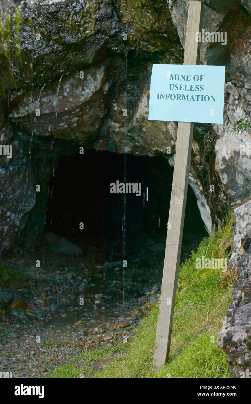 eine wahre Fundgrube an nutzlosen Informationen, ein altes Kupfer in Kupfer Minen Tal, Coniston, Lake District, Großbritannien Stockfoto