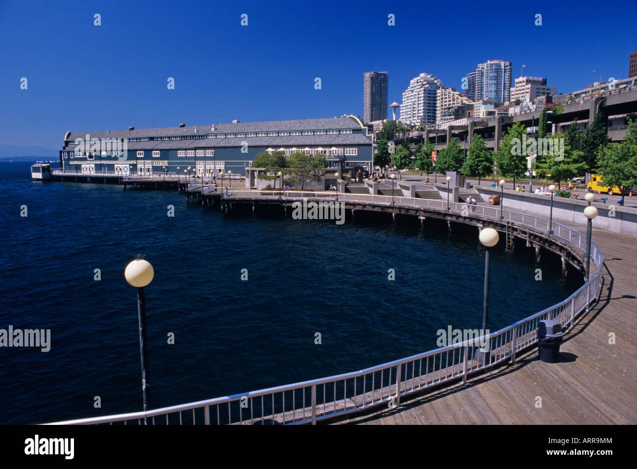 Seattle Waterfront Puget Sound und Seattle Aquarium mit Stadtzentrum