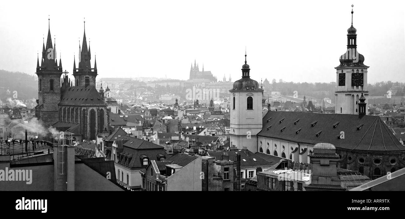 Schwarz / weiß Blick auf Prag von Roof Tops Prag Tschechische Republik Stockfoto