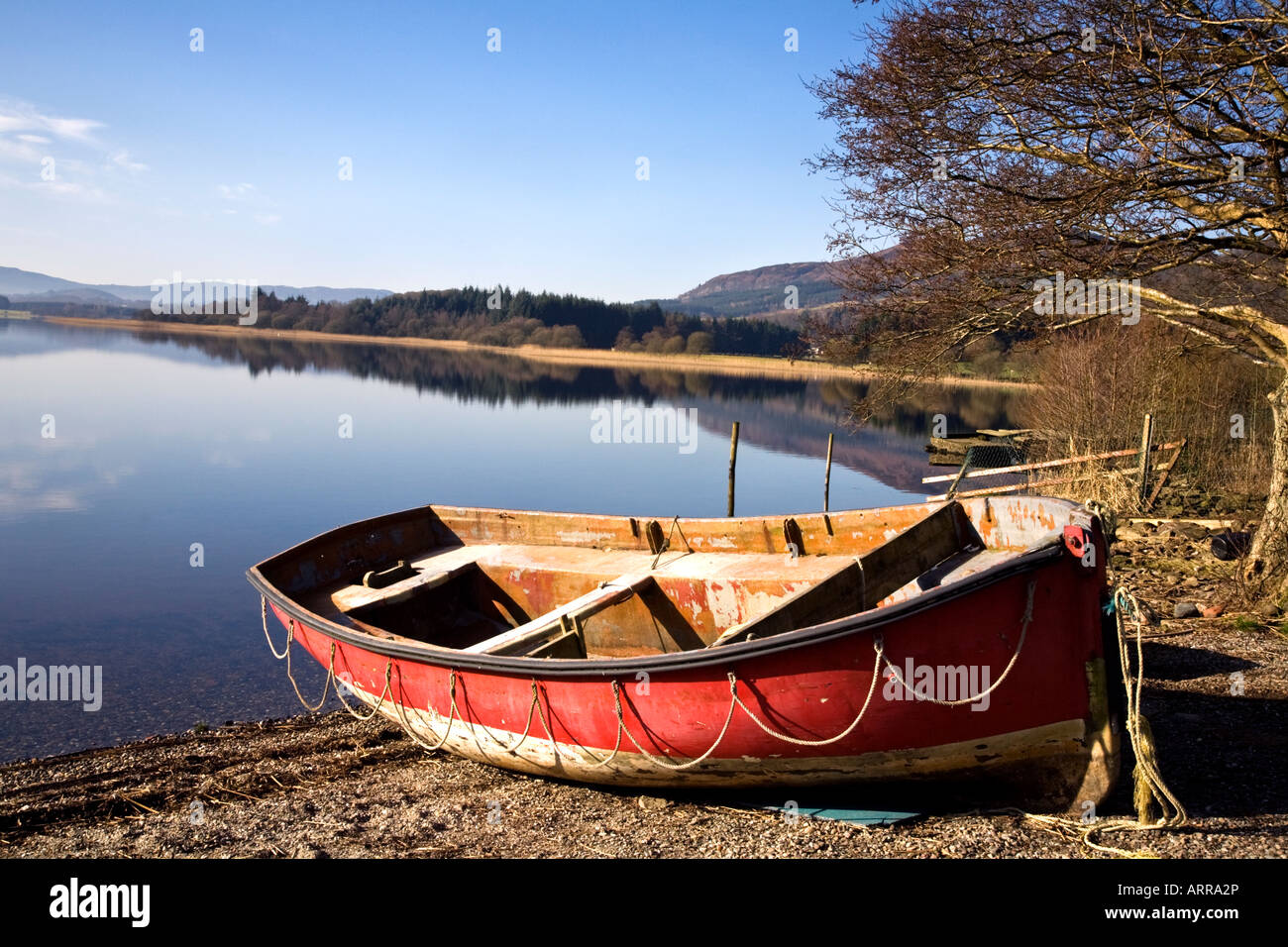 Ein altes Boot sitzen am Ufer des See von Menteith Stirlingshire Schottland Stockfoto