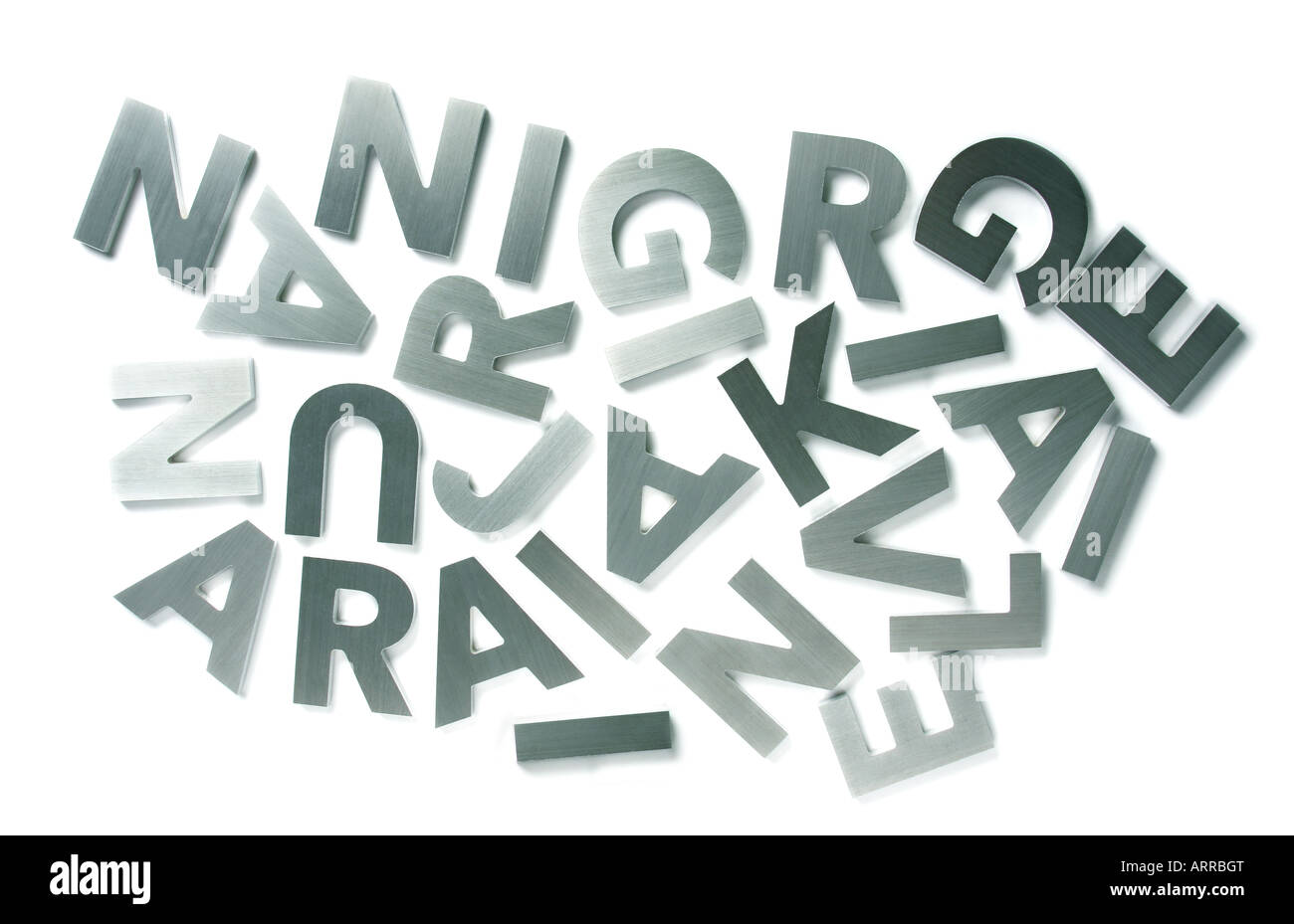 Stilvolle Buchstaben geschnitten aus poliertem Edelstahl, isoliert auf weiss Stockfoto