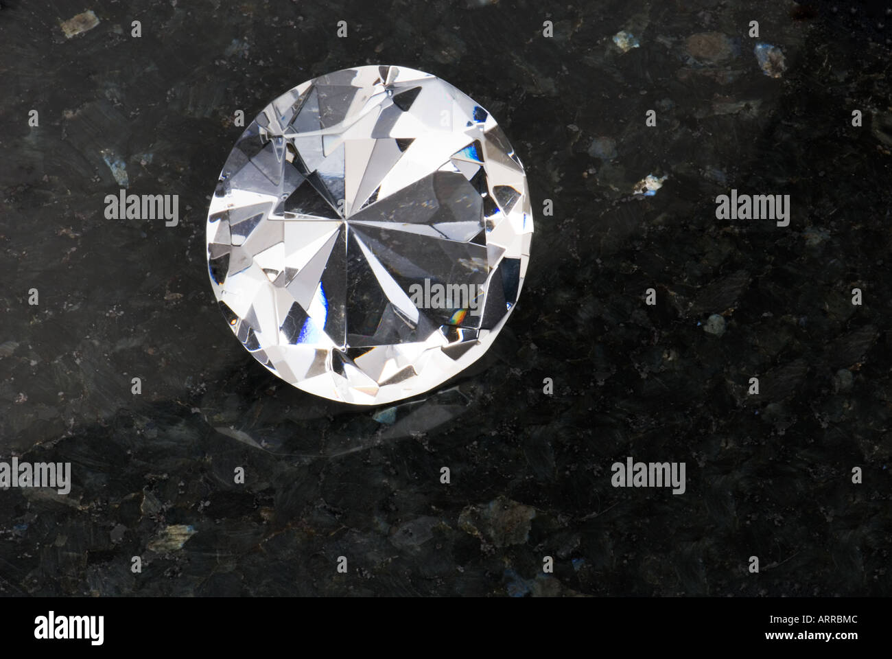 1 sehr große große Diamant Symbol symbolisch auf schwarzen Steinplatte Marmor Solo Solitär Diamant Struktur Brillant Luxus Luxus Stockfoto