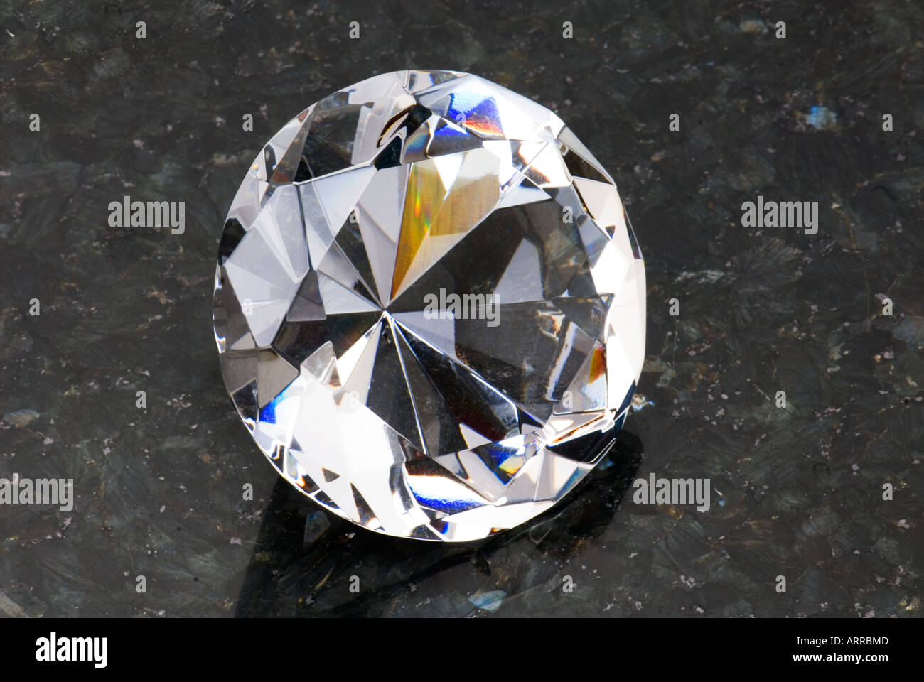 Eine 1 sehr großen großen Diamanten imitieren Symbol symbolisch auf schwarzen Steinplatte Marmor Solo Solitär Diamant Struktur Brillant Stockfoto