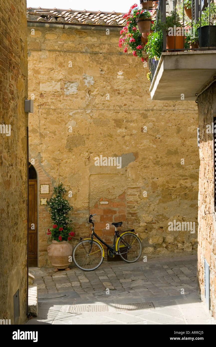 Pienza Toskana Italien kleinen Hügel oben toskanischen Stadt Fahrrad an Wand gelehnt Stockfoto