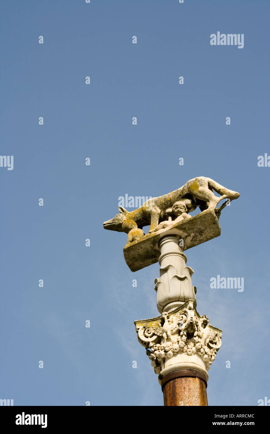 Siena Toskana Italien Romulus und Remus von Wolf an der Piazza del Duomo gefüttert Stockfoto