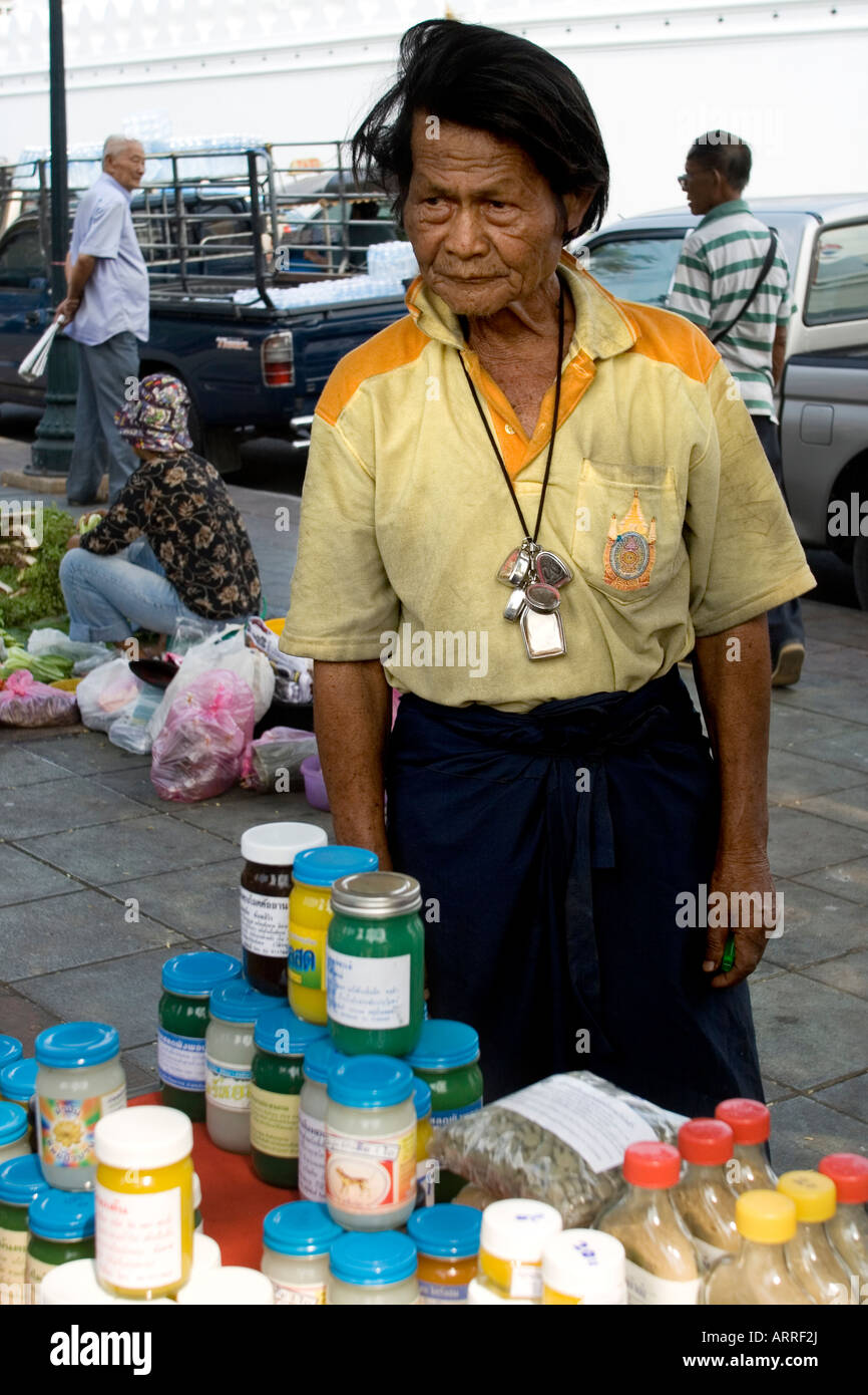 Eine Straße Verkäufer auf einer Straße in Bangkok zu verkaufen Hause Heilmittel gemacht Stockfoto