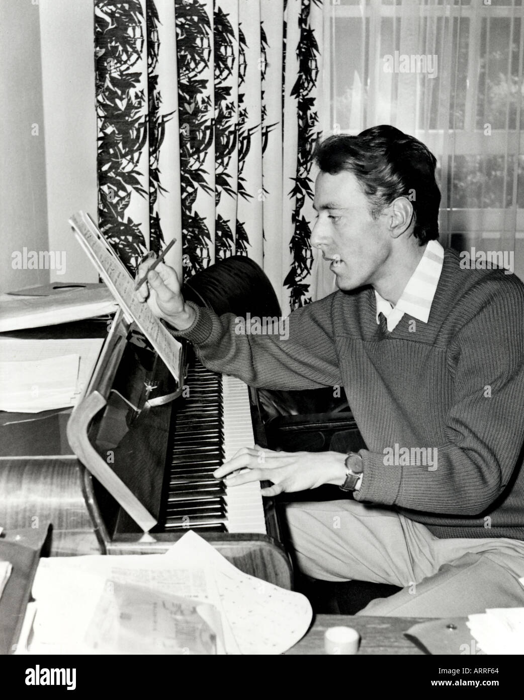 JOHN BARRY (1933-2011) Filmmusik-Komponist in seinem Londoner Haus im Jahr 1959 Stockfoto