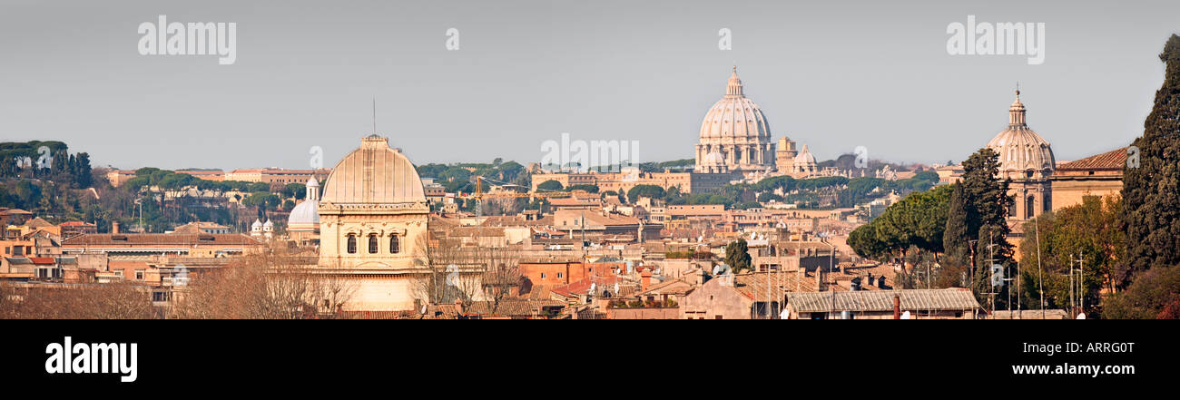 Panoramablick auf Rom von Palatino (Palatin) Blick nach Westen in Richtung St. Peters, Abend Sonnenlicht Stockfoto