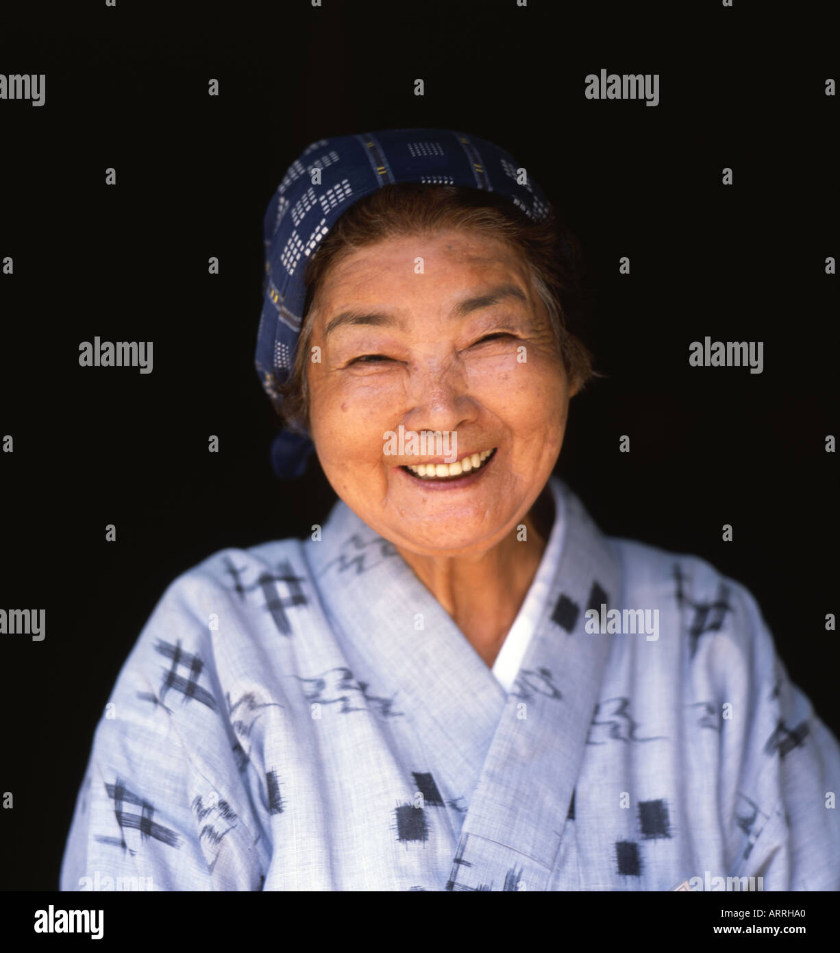 Schöne ältere Okinawan Dame trägt einen traditionellen Yukata kimono Stockfoto