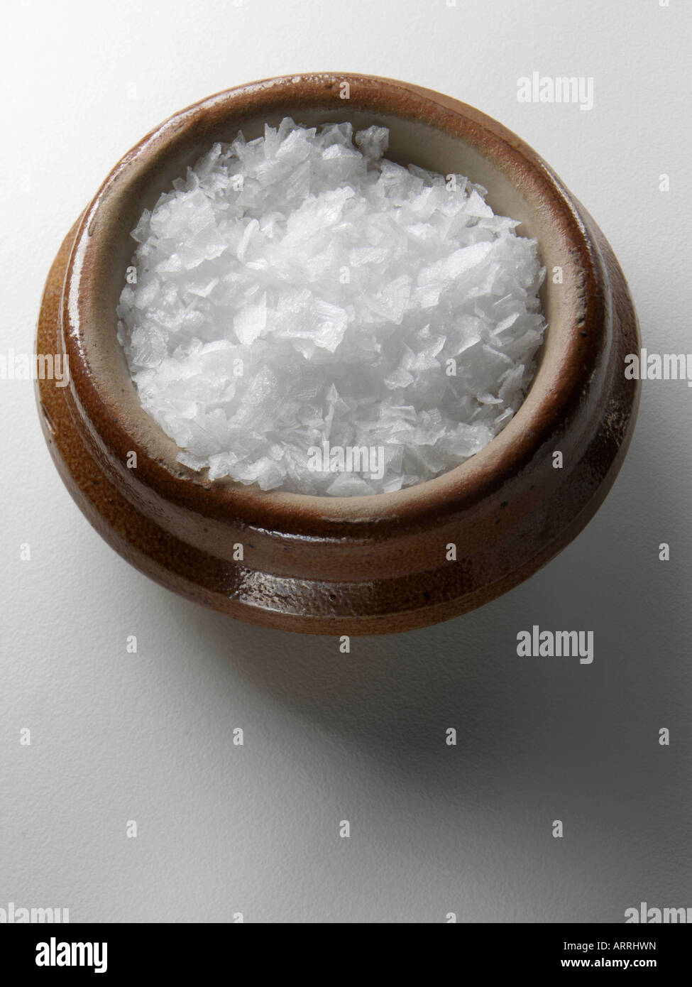 Einen Topf mit Maldon Salz auf einem weißen Hintergrund redaktionelle Essen Stockfoto