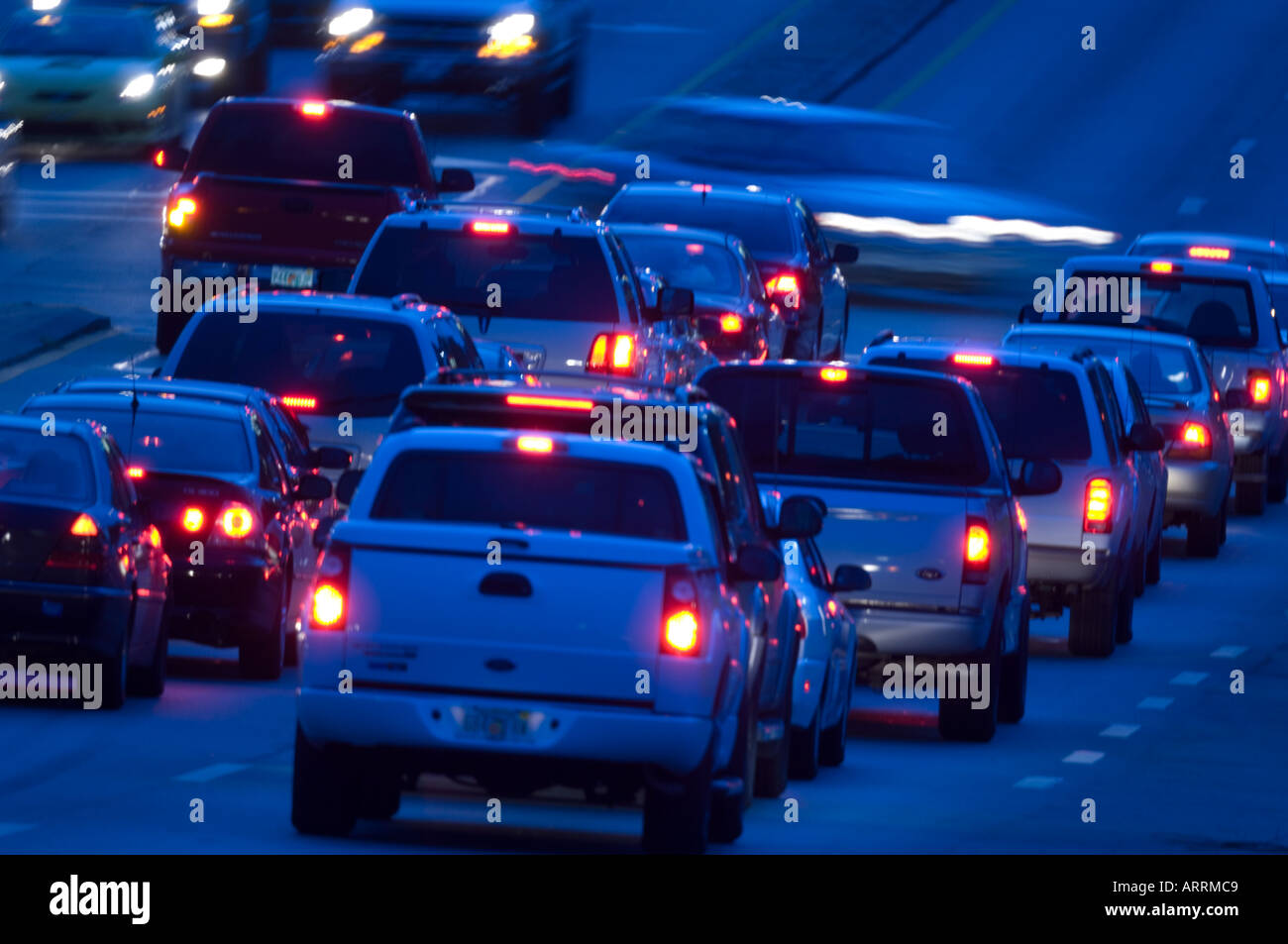 Pkw-Verkehr in der Nacht Stockfoto