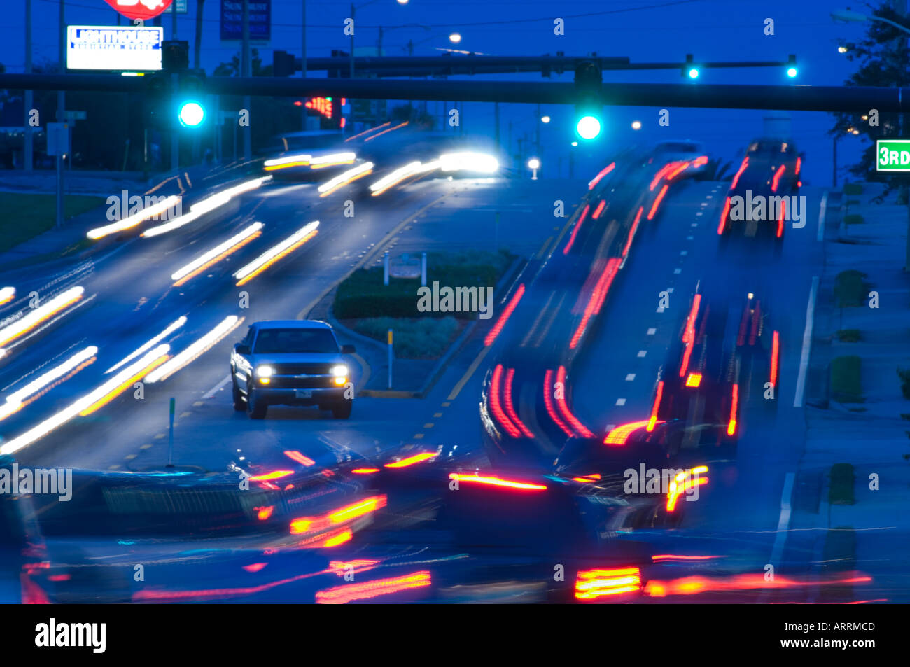 Ampeln und Pkw-Verkehr in der Nacht Stockfoto