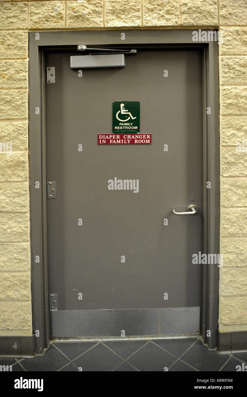 Familie Toilette mit Windel-Wechsler Stockfoto