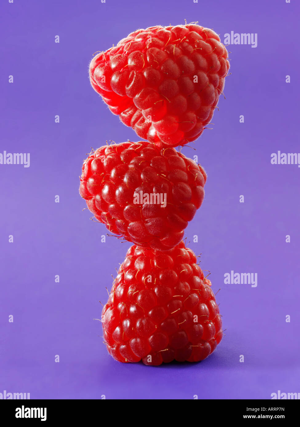Nahaufnahme einer stilisierten Stack von Himbeeren auf der Anderen - Begriff creative Foto stehend Stockfoto
