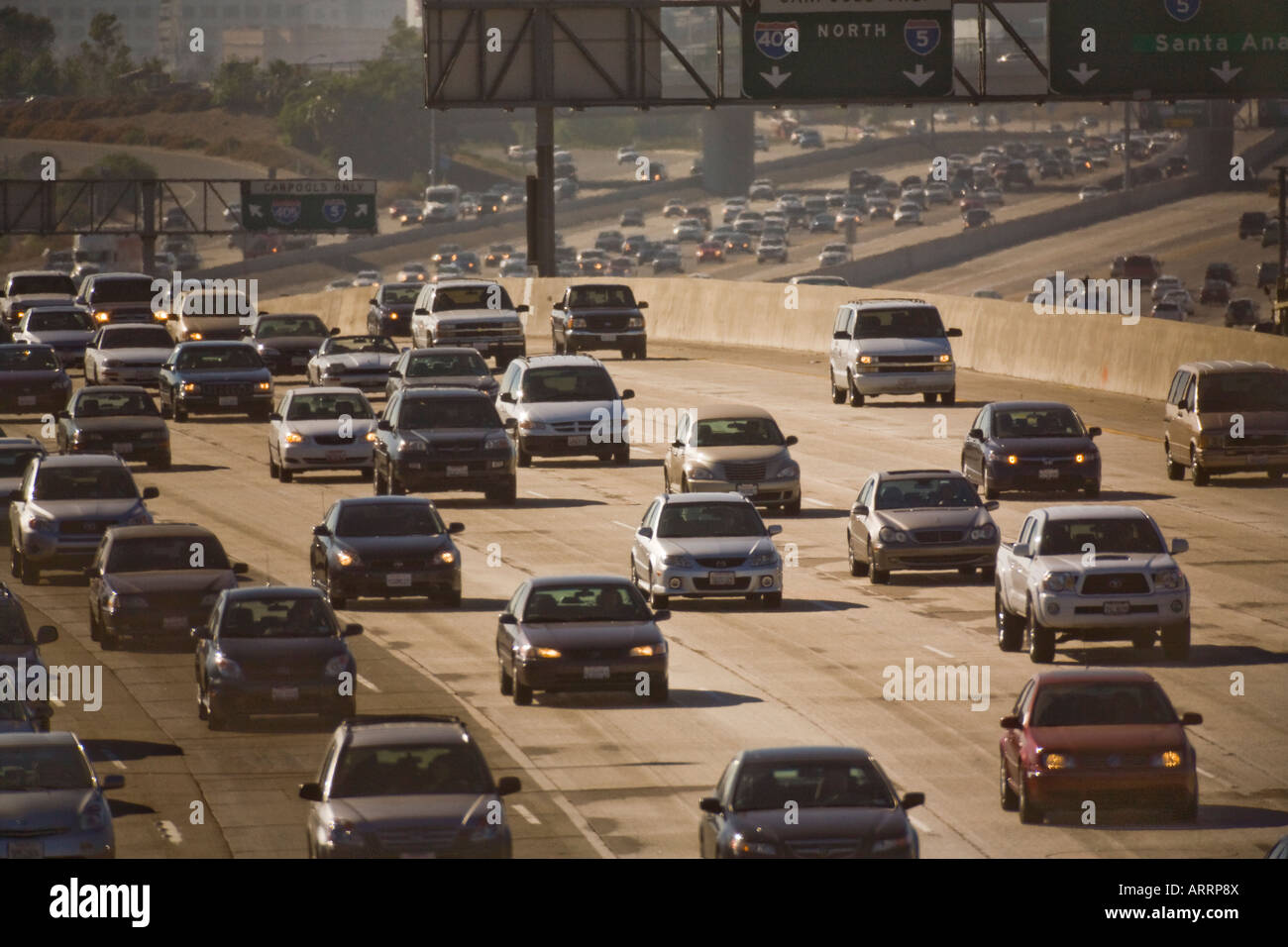 Schimmern in am Nachmittag Sommer Hitze Dunst Hauptverkehrszeit Verkehr nach Süden auf der San Diego Freeway in Irvine CA Stockfoto