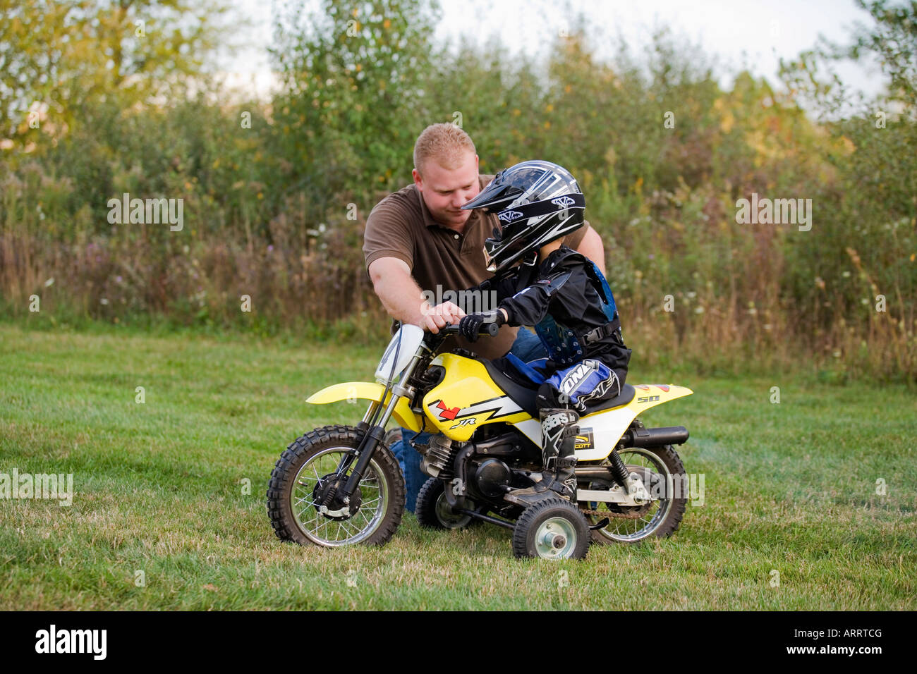 Sohn-reiten-Motorrad mit Vater Stockfotografie - Alamy