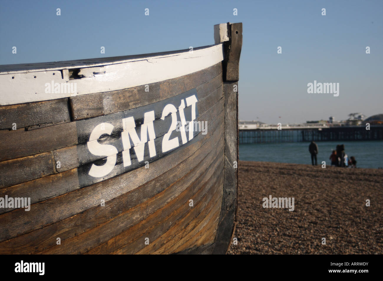 Ein hölzernes Boot sitzt verlassenen auf dem Strand, Blick auf das Meer Stockfoto