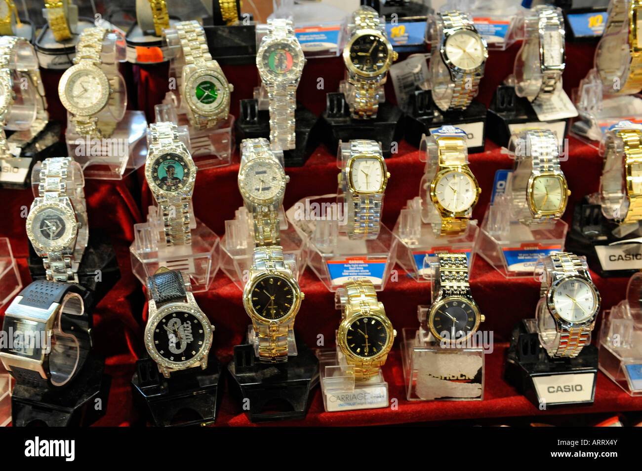 Muster der bunte Uhr Uhren auf dem display Stockfoto