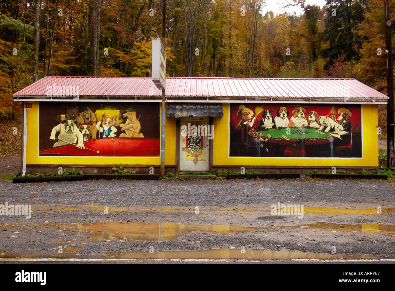 Bunte Wandmalereien an der Fassade des kleinen am Straßenrand tavern Stockfoto