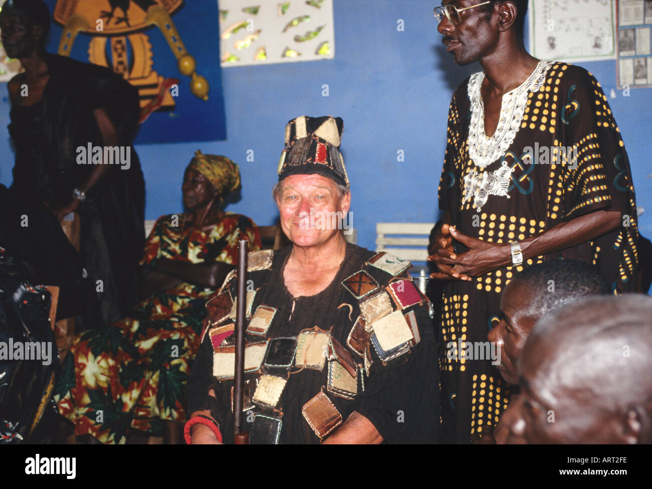 König Fritz freut sich, dass er das Blatt nicht mehr in seinem Mund behalten muss. Fritz freut sich, dass er von dem Blatt im Mund befreit ist Stockfoto