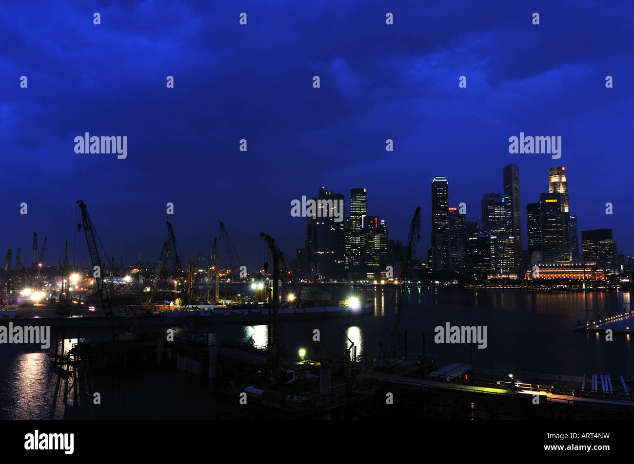 Singapur Finanzzentrum in der Nacht mit dem Bau der Marina Bay integrierte Resort im Vordergrund. Stockfoto