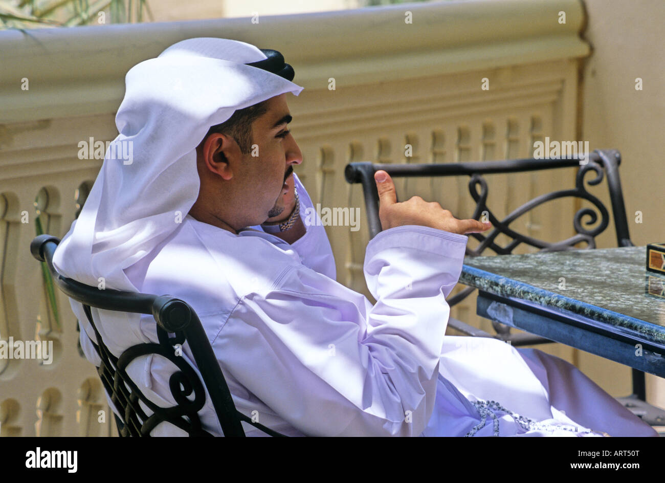 Arabische Mann am Telefon sprechen Stockfoto