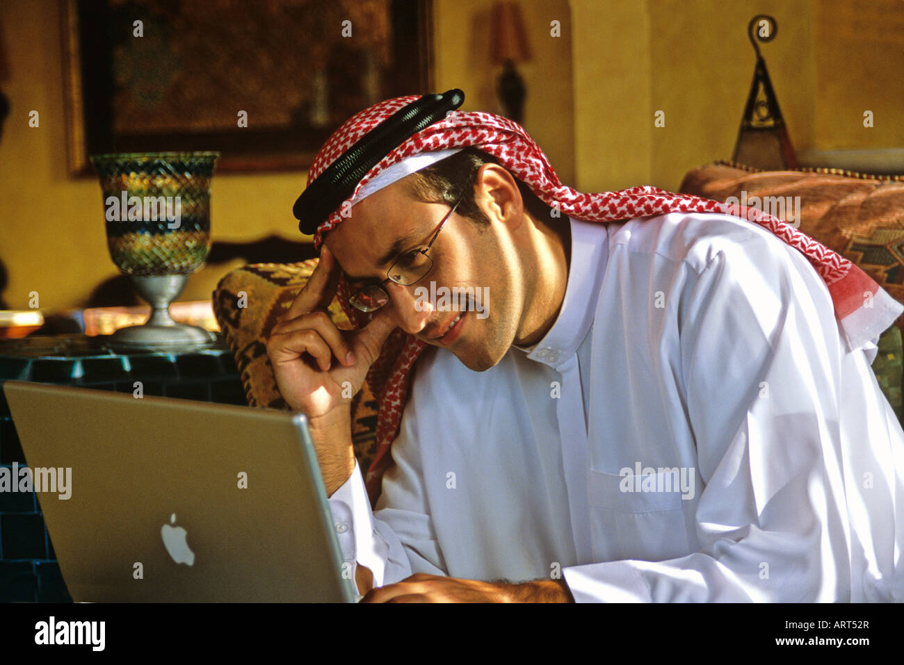 Arabische Mann mit einem laptop Stockfoto