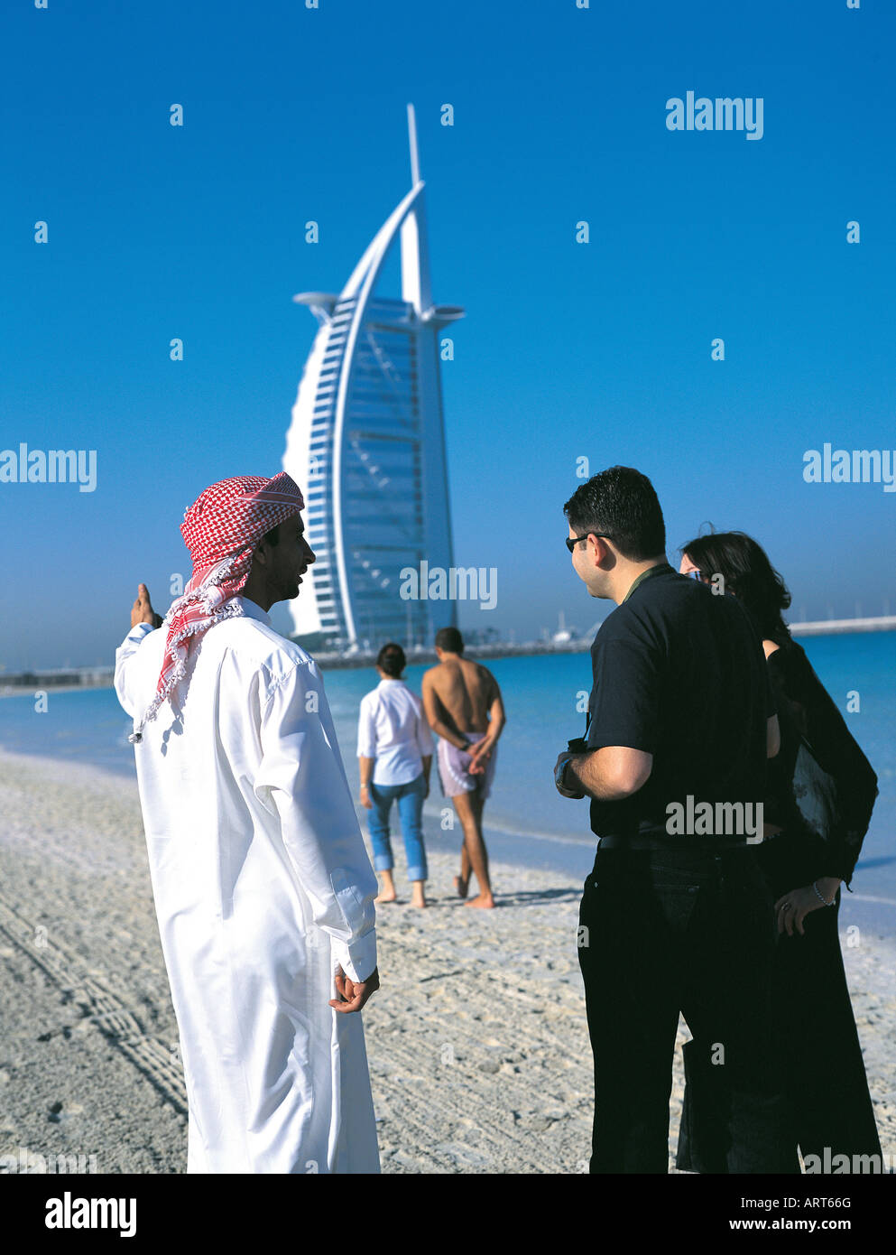 Arabische Mann zeigt Burj Al Arab Hotel, westliches paar, Dubai, Vereinigte Arabische Emirate Stockfoto