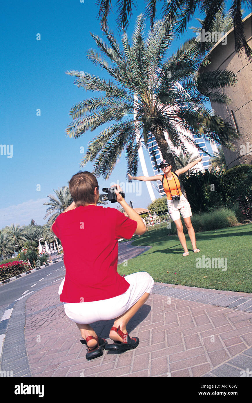Westliche Touristen fotografieren vor Burj Al Arab Hotel in Dubai, Vereinigte Arabische Emirate Stockfoto