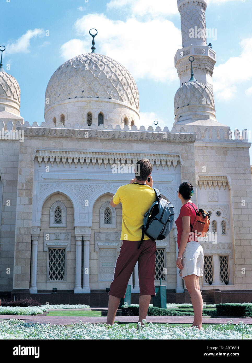 Westliche Touristen in Jumeirah Moschee in Dubai, Vereinigte Arabische Emirate Stockfoto