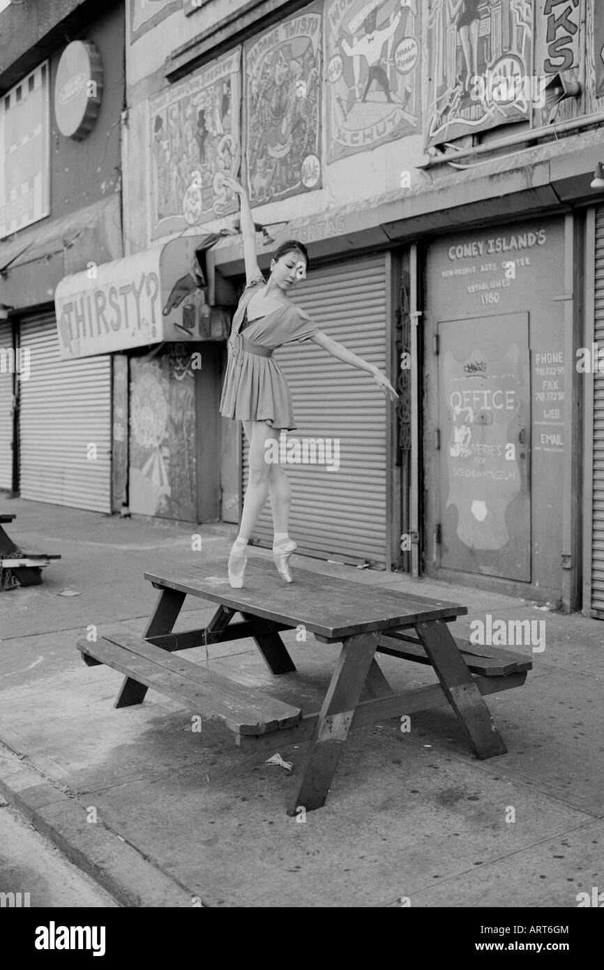 Ballerina tanzt auf einem Picknick-Tisch auf Coney Island, Brooklyn Stockfoto