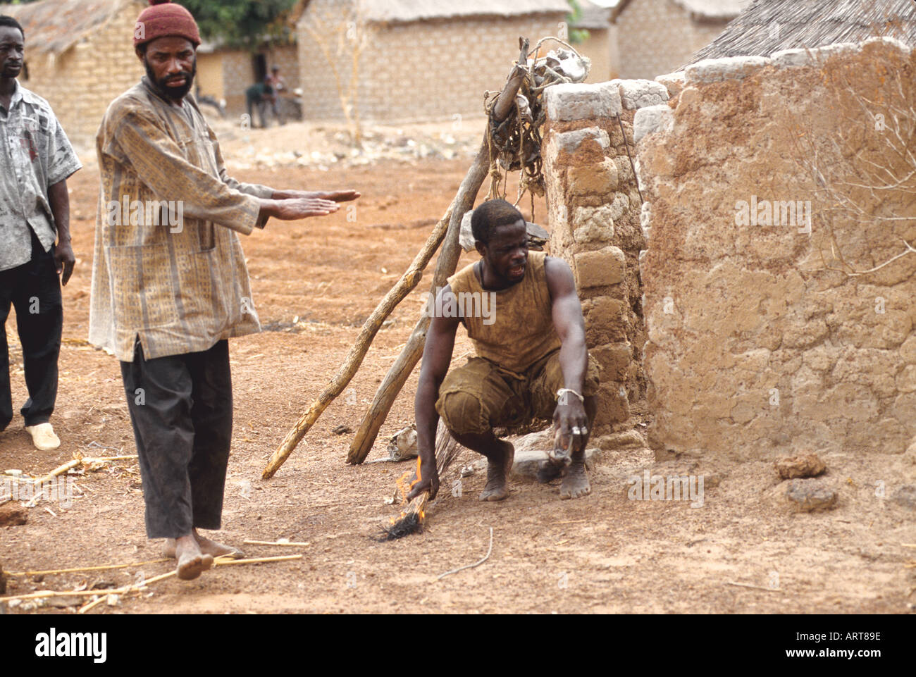 Der Wara-Kult, ein Hexenkult im Senufo-Dorf Kankalaba, hat einen neuen Ursprung, manchmal Masken oder Buschgeister Tugubele übernahmen die Macht über einen Bewohner, aber sie verwechselten nur ihre Gedanken, Eine fremde Macht, wie Wara wich meint stark wie ein Löwe zu sein, ist etwas Neues und Seltenes der Wara Kult ein Hexenfangkult im Senufo Dorf Kankalaba ist neueren Ursprung Frueher kannten die Senufo nichts dergleichen Zwar ergriffen die Masken oder die Buschgeister tugubele hin und wieder Besitz von einem Dorfbewohner doch verwirrten sie damit meist nur seine Sinne eine fremde Macht in dieser Rolle wie Stockfoto