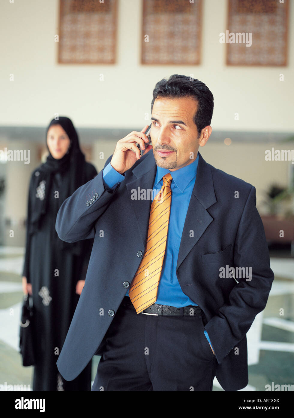 Arabische Geschäftsmann mit Handy Stockfoto